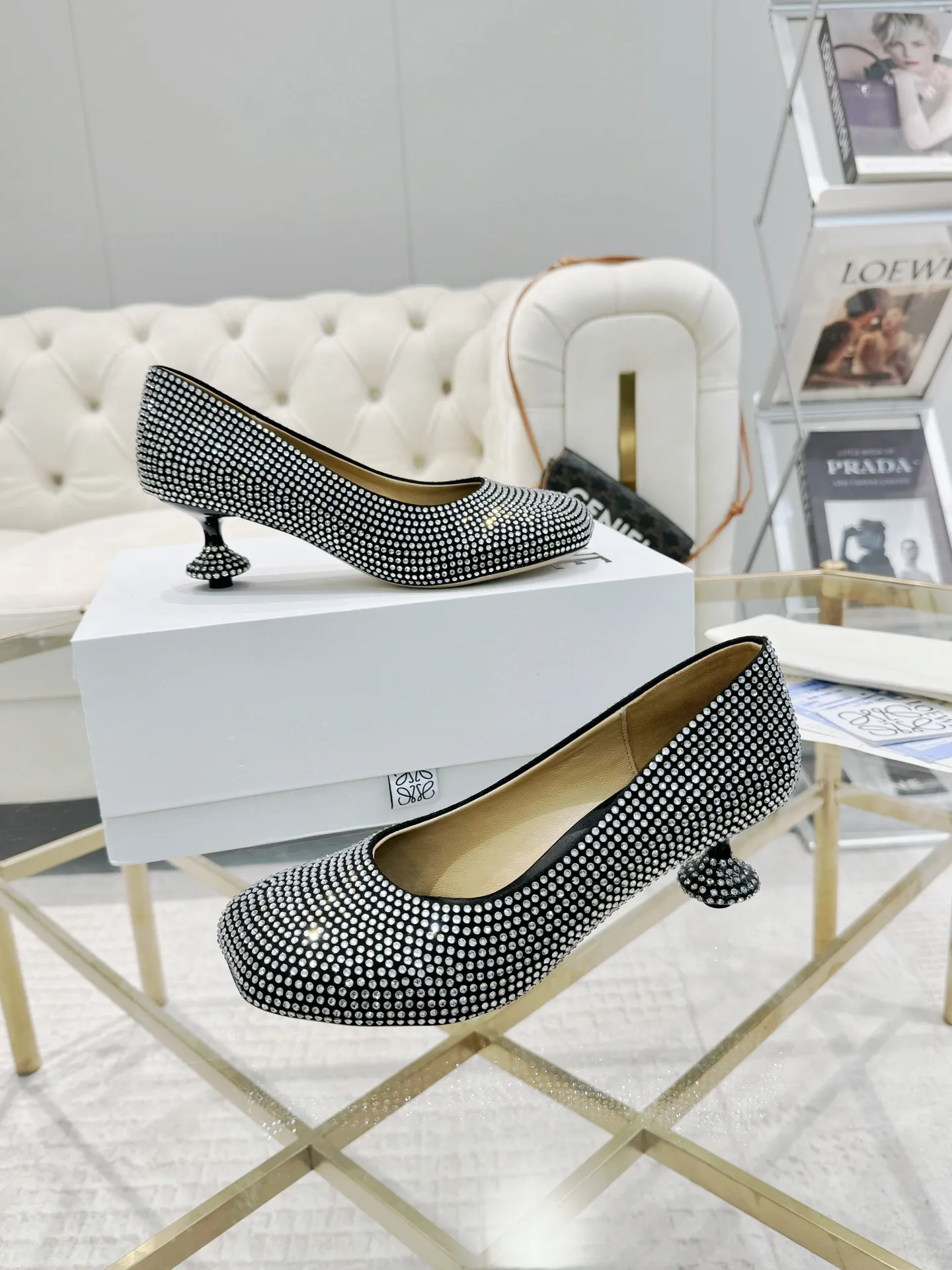 👟👟Ex-factory price 660👟👟 LOEWE‼ ️ New arrival‼ ️Imported genuine leather sole Loewe 2024/aw early spring latest T stage colored diamond series catwalk style 😘😘😘 Upper: imported silk cloth lining: imported water-dyed sheepskin outsole: original molded injection molded leather outsole Heel: original molded 1:1 Heel height: 5.5cm Size: 35-39 (40/41/42/43 custom-made, non-refundable)